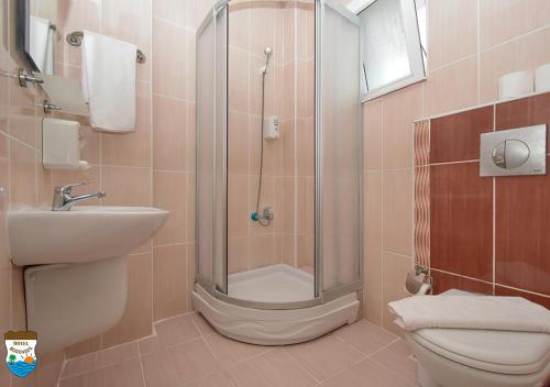 安塔利亚BODENSEE HOTEL的带淋浴、卫生间和盥洗盆的浴室