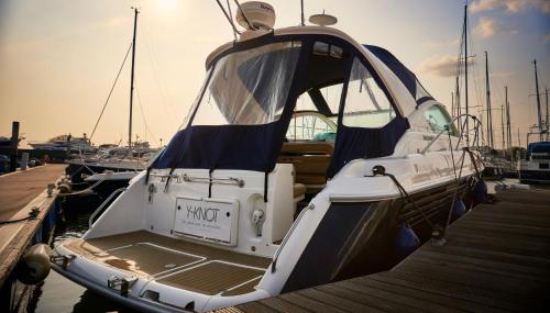 Y-Knot-Two Bedroom Luxury Motor Boat In Lymington