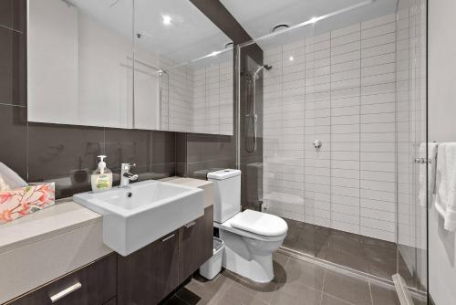 墨尔本SXY独家住宿公寓的白色的浴室设有水槽和卫生间。