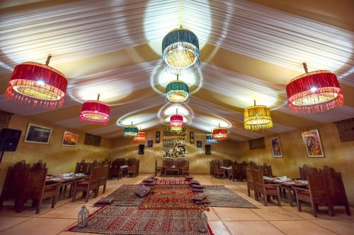 Agafay Pearl Camp Marrakech餐厅或其他用餐的地方