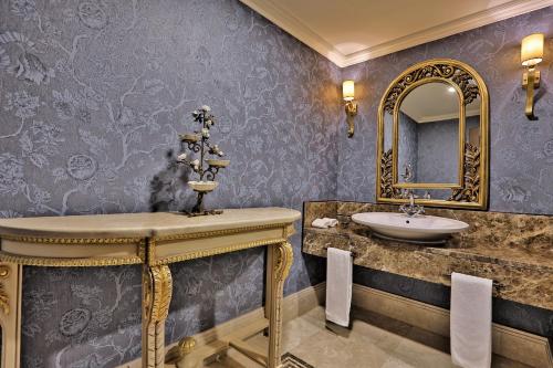 阿拉木图里克瑟斯阿拉木图酒店的一间带水槽和镜子的浴室