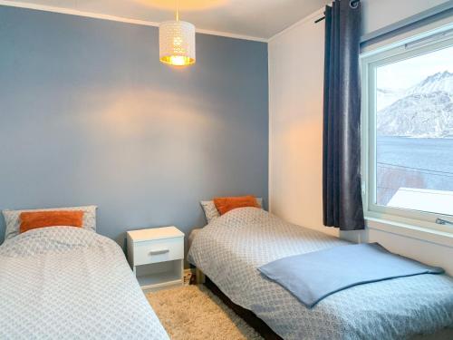 FjordgårdSegla Guesthouse - Lovely sea view的一间卧室设有两张床和窗户。
