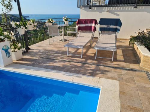 圣维托基耶蒂诺Il Nido B&B的一个带椅子的庭院和一个游泳池