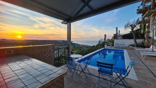 圣维托基耶蒂诺Il Nido B&B的一座带游泳池的别墅,享有日落美景