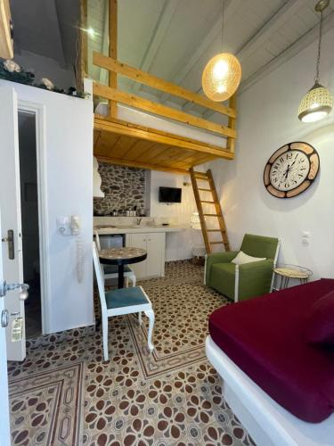 纳克索乔拉BURGOS BARRIO的一间卧室配有一张床、一张桌子和闹钟