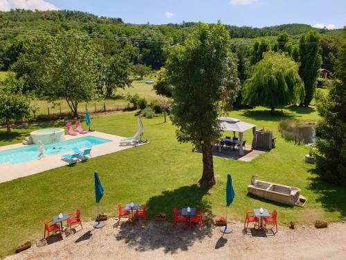 MarcollinChambres et Table d'hôtes "La Pastorale Gourmande" FR - NE - EN - DE - IT的享有带桌椅的游泳池的空中景致