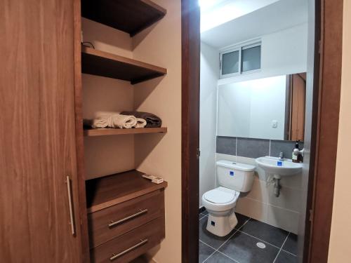 巴兰基亚Hermoso Apartamento Zona Norte Miramar #的一间带卫生间和水槽的小浴室