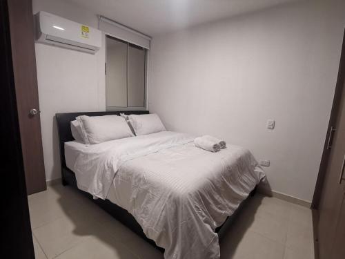 巴兰基亚Hermoso Apartamento Zona Norte Miramar #的一张位于小房间的床,配有白色床罩