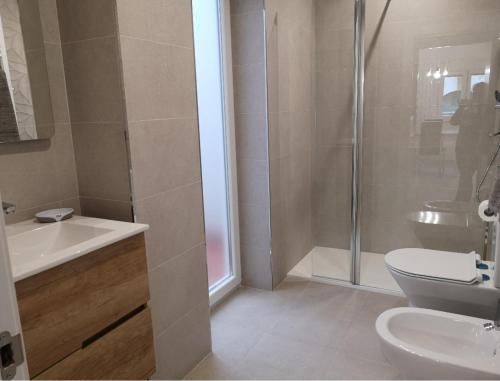 库迪列罗Casa Carmen 2的带淋浴、卫生间和盥洗盆的浴室
