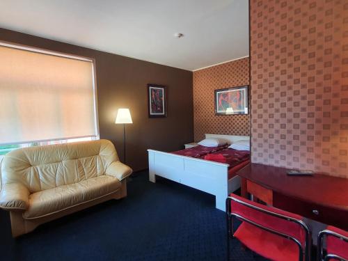 瓦尔卡奥特拉艾尔帕旅馆的酒店客房设有床、沙发和窗户。