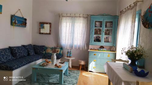 KámposSocrates sea view的客厅配有蓝色的沙发和蓝色的橱柜。