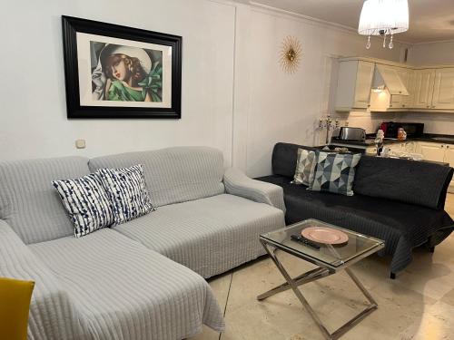 圣克鲁斯-德特内里费DREAM BULEVAR的客厅配有沙发和桌子
