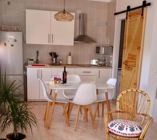 丰卡连特德拉帕尔马Casa Ninive的厨房配有桌椅和冰箱。