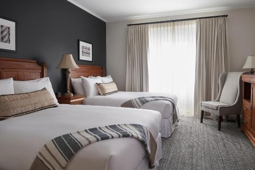 布伦瑞克The Federal的酒店客房设有两张床和窗户。