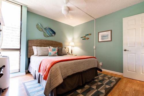基黑Maui-LICIOUS by the Beach的一间卧室设有一张带绿色墙壁的床