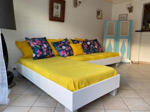 豪特尔Ti Kaz Marigot的一张沙发,配有黄色和蓝色枕头