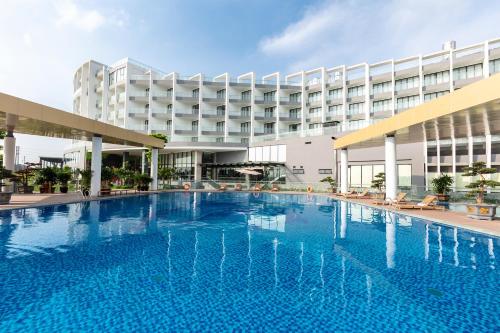 YenDIC Star Hotels & Resorts Vinh Phuc的酒店前方的大型游泳池