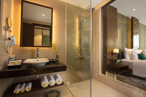 YenDIC Star Hotels & Resorts Vinh Phuc的一间带水槽和淋浴的浴室