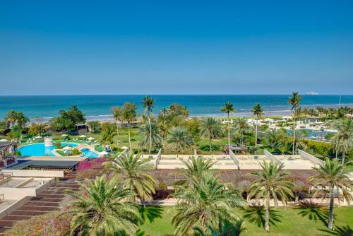 马斯喀特马斯喀特洲际酒店的享有海滩度假村的空中景致
