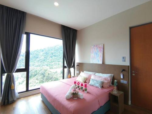 云顶高原Genting Geo 38 Premium Home Plus 6 Nr GPO & Skyway的卧室配有粉红色的床,里面有一些动物