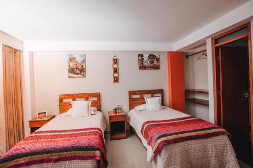 库斯科Dreams House Cusco的一间酒店客房,房间内设有两张床
