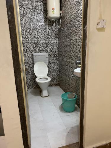 占西Hotel Abhishek的一间带卫生间和水槽的小浴室