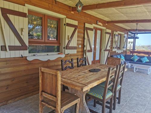 圣若瑟Ti Kazenboi的一间带木桌和椅子的用餐室