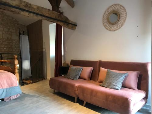 BeaumontL’Atelier de René Futuroscope的客厅配有棕色沙发及枕头