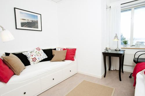 卢恩斯基尔阿斯迪福空赋格酒店的白色的客厅配有白色的沙发和桌子