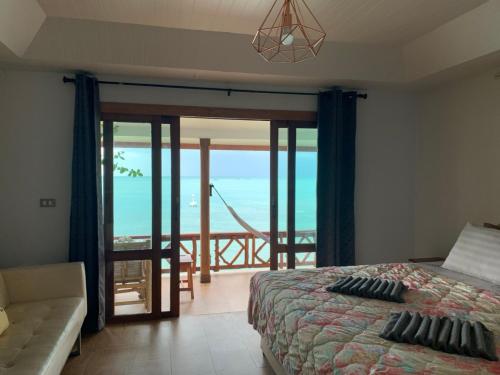 哈林海滩阳光崖度假酒店的一间卧室配有一张床,享有海景