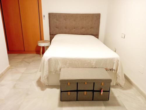 雷塔马尔Encantador ático con chimenea y piscina en Almería的卧室配有一张床和2盒位于地板上