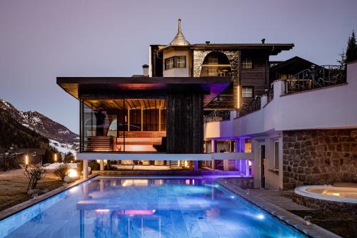 奥蒂塞伊Alpin Garden Luxury Maison & SPA - Adults Only的房屋前有游泳池的房子