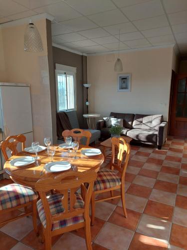 韦尔卡尔-奥韦拉Casa Rural Mas Solana的客厅配有木桌和椅子