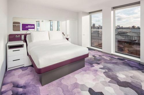 YOTEL Glasgow客房内的一张或多张床位