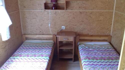 JunoszynoCichy Zakątek Junoszyno的小房间设有两张床和一张桌子