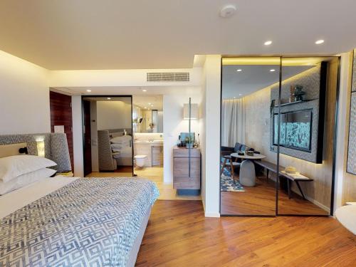 凯撒利亚Dan Caesarea Resort的一间卧室配有一张床和一台电视
