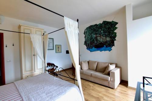莱泽诺湖中鸟巢酒店的一间卧室配有一张床和一张沙发