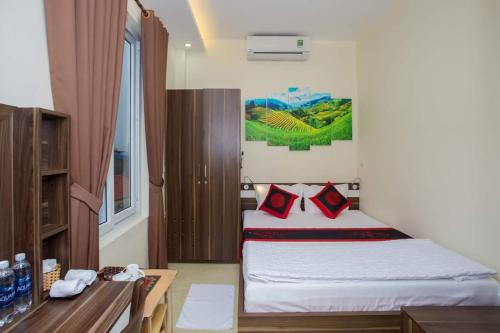 宁平友好之家酒店的一间卧室配有一张床、一张书桌和一个窗户。