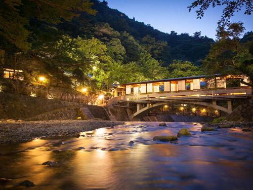 神户有马温泉月光园鸿胧馆的夜间穿越河上的桥梁的火车