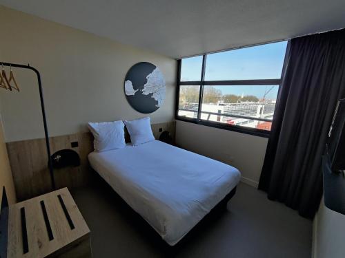 拉罗谢尔B&B HOTEL La Rochelle Centre Les Minimes的卧室设有白色的床和大窗户