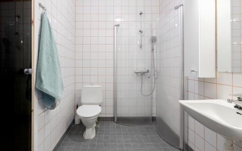 KauhajokiHostel Eduskunta的带淋浴、卫生间和盥洗盆的浴室