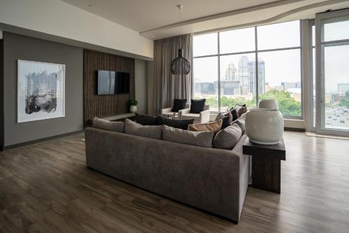 约翰内斯堡资本帝国公寓式酒店的带沙发和电视的大型客厅