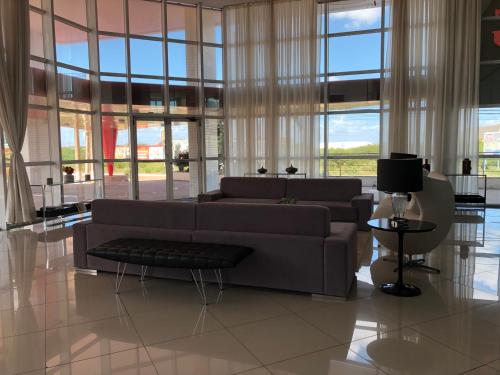 莫索罗Studio Comfort West Flat的带沙发的客厅和部分窗户。