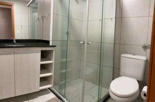 莫索罗Studio Comfort West Flat的一间带卫生间和玻璃淋浴间的浴室