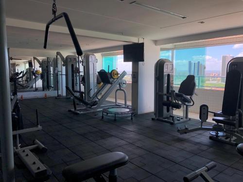 莫索罗Studio Comfort West Flat的享有城市美景,设有带有氧器材的健身房