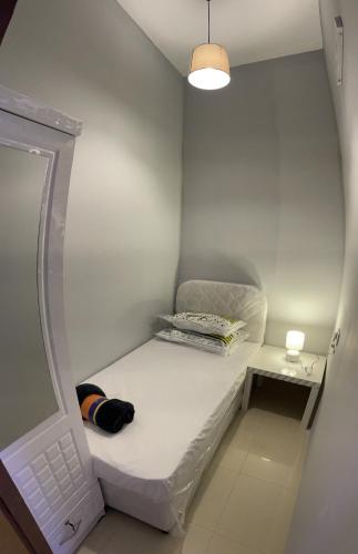 迪拜Pharos Inn Sheikh Zaied Private bed space的一间白色的小房间,配有床和灯