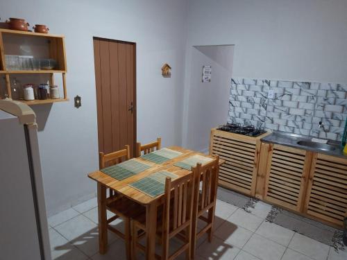 MartinsAluguel Temporada em Martins/RN的厨房配有木桌和炉灶。