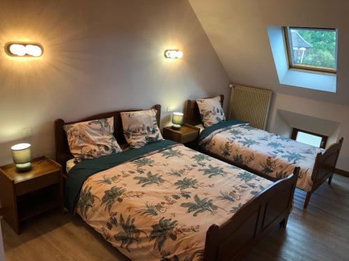 Faverolles瑞雷斯赛特斯酒店的一间卧室配有两张床和两盏灯。