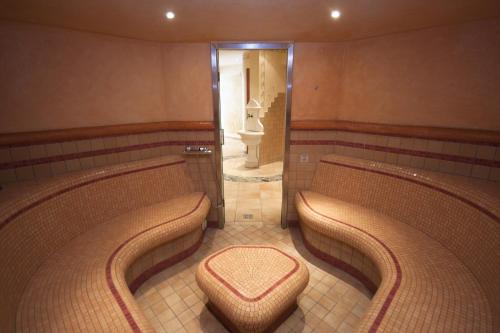 克拉根福罗切酒店的浴室设有2个长椅和卫生间。