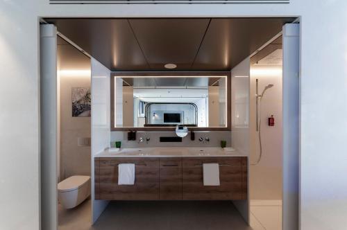 美因河畔法兰克福b'mine Hotel Frankfurt Airport的一间带水槽和镜子的浴室